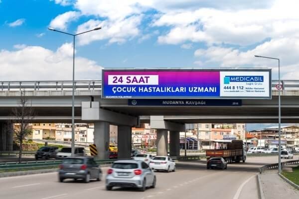 İstanbul Üst Geçit Reklam: Markanız İçin Şehrin Nabzını Tutan Görünürlük